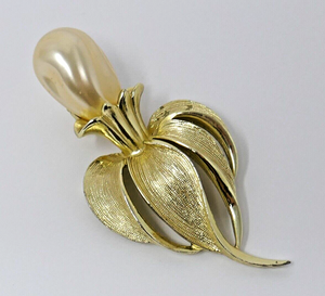 Sarah Coventry Goldtone Fantasy Flower Floral Faux Pearl Brooch Pin