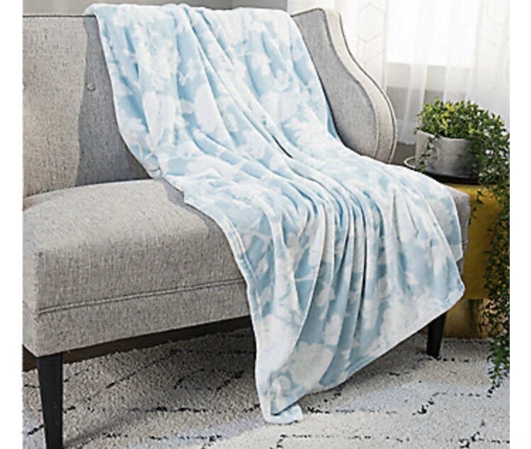 Cozelle 50" x 70" Soft & Plush Floral Decorative Throw